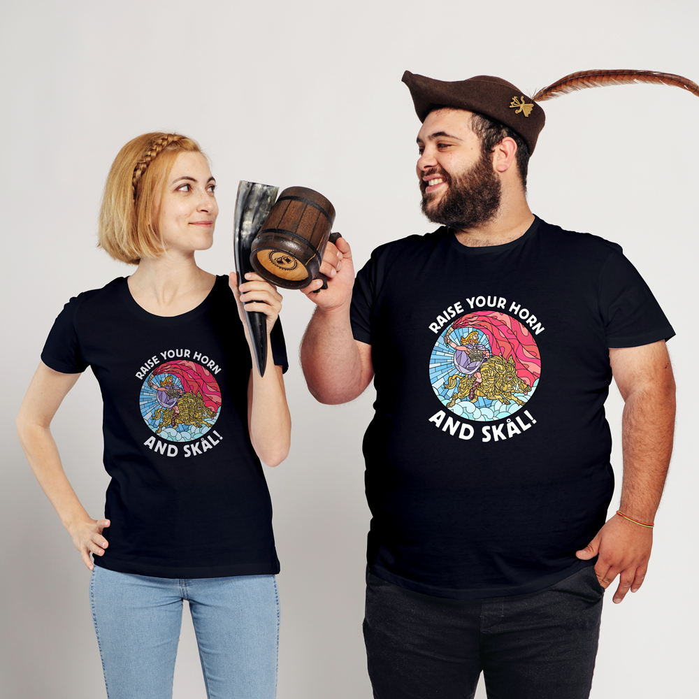 Raise Your Horn and Skål! – illustrazione in stile vetrata con guerriero norreno e cinghiale